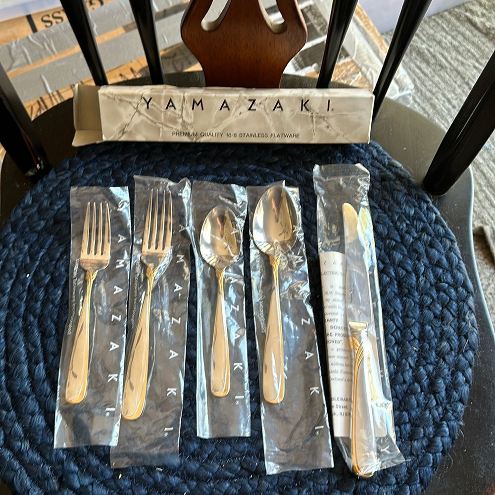 Affair Gold Tone  (Stainless, Gold Tone Accent). By Yamazaki. 5 piece flatware
